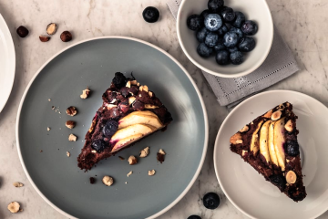 Pastel de manzana, arándanos y cacao