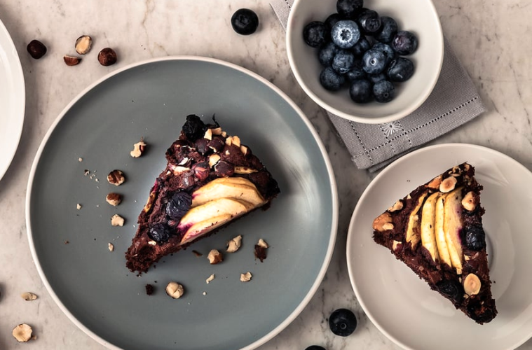Pastel de manzana, arándanos y cacao