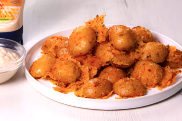Patatas crujientes de parmesano al horno con salsas variadas