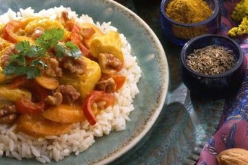 Pechugas con salsa de curry y nueces