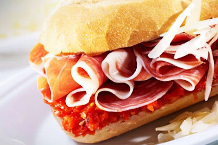 Pulguitas de jamón y queso con salsa de tomate y pimiento