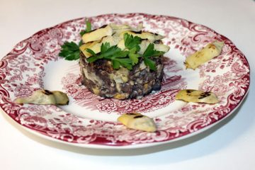 Revuelto de alcachofa en conserva con restos de morcilla