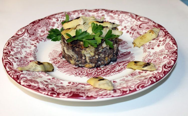 Revuelto de alcachofa en conserva con restos de morcilla