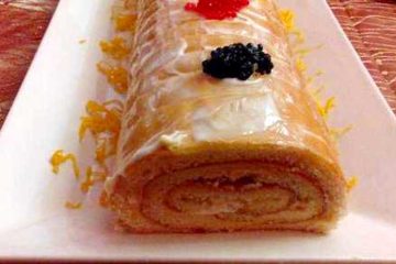 Rollo de bizcocho con salmón, queso crema y nueces