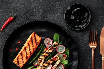 Salmón con ensalada de judías verdes, espinacas y tofu