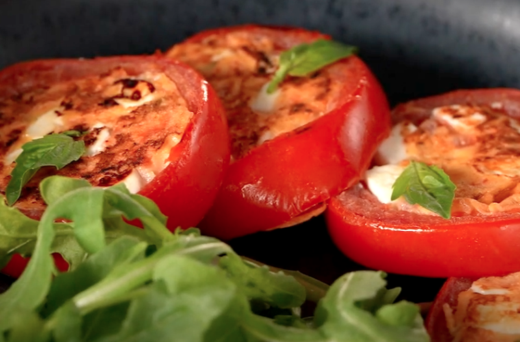 Tomates rellenos con un revuelto de queso fresco y hierbas provenzales