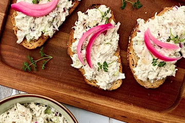 Tostas de pan rústico con ensaladilla de merluza
