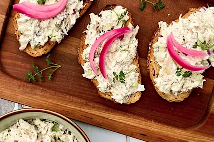 Tostas de pan rústico con ensaladilla de merluza