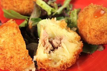 Bolitas crujientes de puré de patata rellenas de atún
