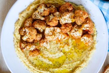 Coliflor al pimentón con hummus y semillas de sésamo