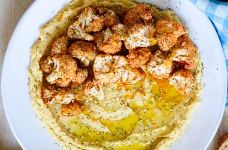 Coliflor al pimentón con hummus y semillas de sésamo