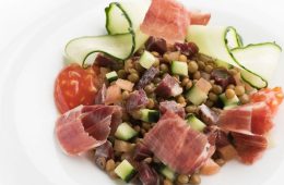Ensalada de lentejas sobrantes con jamón y salsa de yogur