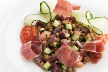 Ensalada de lentejas sobrantes con jamón y salsa de yogur