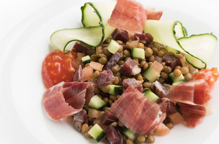 Ensalada de lentejas sobrantes con jamón y salsa de yogur