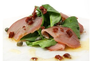 Ensalada de mojama de atún y espinacas