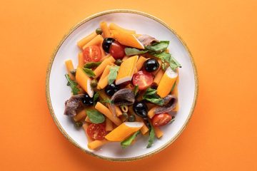 Ensalada de pasta de ayer con cangrejo y anchoas