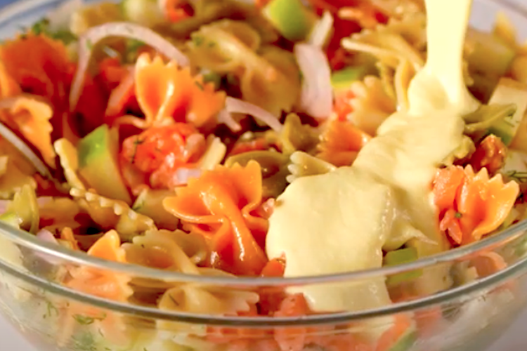 Ensalada de pasta, salmón y manzana con salsa de queso fresco