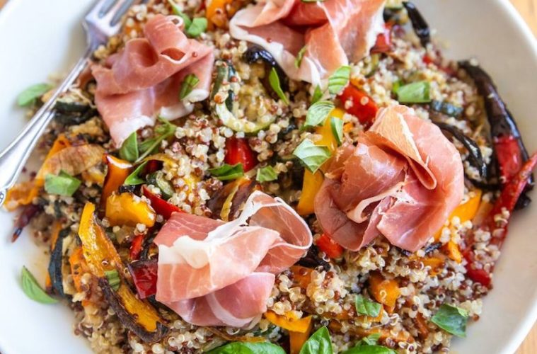 Ensalada de quinoa con verduras asadas y jamón serrano
