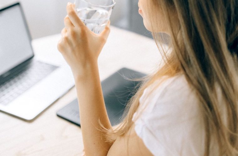 Estudio sobre el impacto de la hidratación en la salud y el bienestar general
