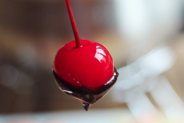 Fondue de chocolate con cerezas que empiecen a madurar