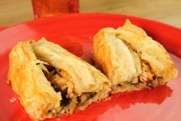Hojaldre de atún en conserva y restos de verduras