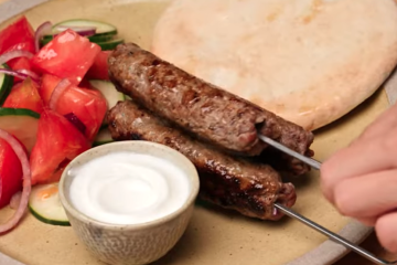 Koftas de ternera con salsa cremosa y pan de pita
