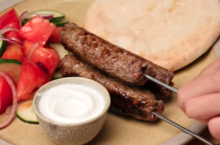 Koftas de ternera con salsa cremosa y pan de pita