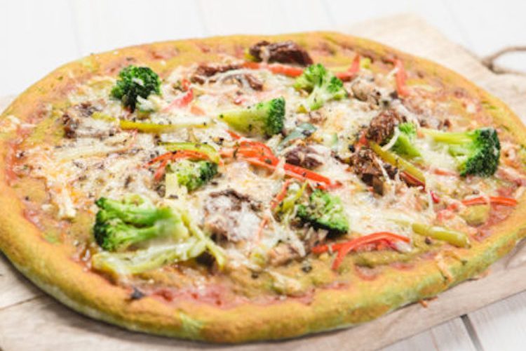 Pizza vegetal con masa de espinacas sobrantes