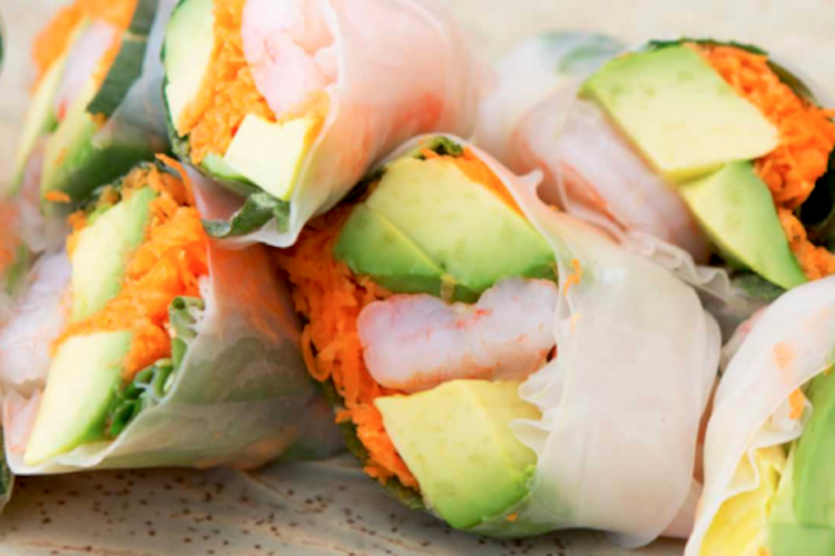 Rollitos de papel de arroz con langostino y aguacate