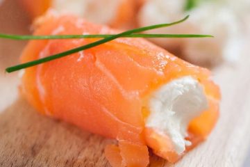 Rollitos de salmón ahumado con mousse de Cabrales sobrante