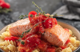Salmón a la parrilla con pasta pomodoro