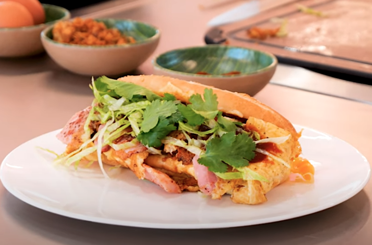 Sándwich club crujiente con lechuga iceberg y jamón asado