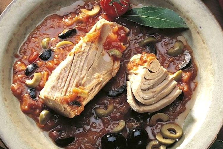Tapa de atún en conserva con salsa de tomate y aceitunas