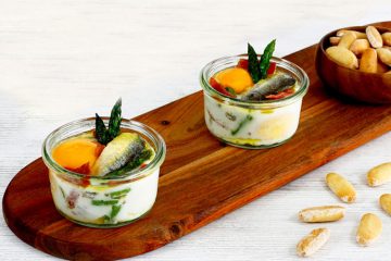 Tarrinas de huevo escalfado, sardinilla y jamón