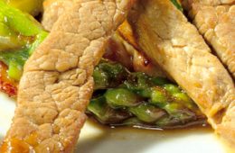 Tiras de ternera salteadas al vino blanco con verduras