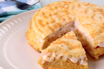 Tortilla de patata con relleno de bonito y mayonesa