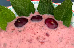 Tzatziki con cerezas que empiezan a madurar