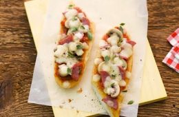 Baguette con fiambre sobrante, queso y champiñones