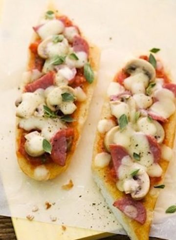 Baguette con fiambre sobrante, queso y champiñones