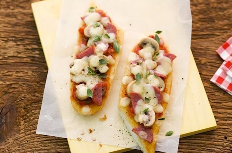 Baguette con fiambre sobrante, queso y champiñones
