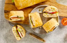 Bocaditos de chapata con jamón, mozzarella y pesto verde