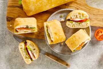 Bocaditos de chapata con jamón, mozzarella y pesto verde