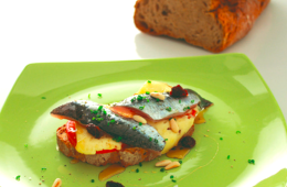 Canapés de sardina marinada, tomate y queso Tetilla