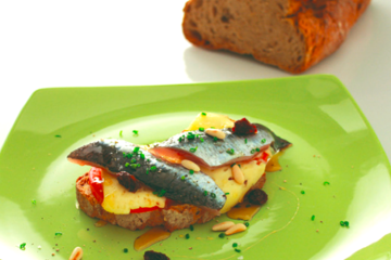 Canapés de sardina marinada, tomate y queso Tetilla