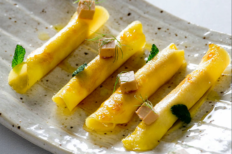 Canutillos de mango con foie gras