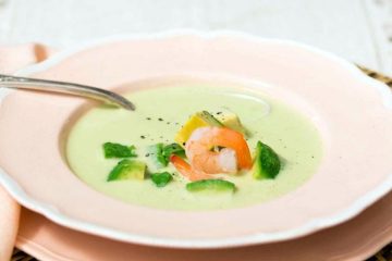 Crema fría de aguacates que hayan madurado con langostinos