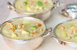 Crema de alcachofas y aguacate maduro
