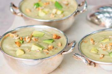Crema de alcachofas y aguacate maduro
