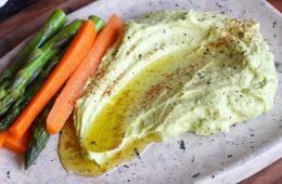 Dip de aguacate y queso feta con crudités