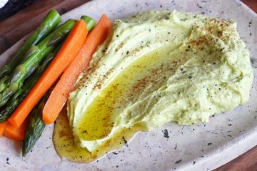 Dip de aguacate y queso feta con crudités